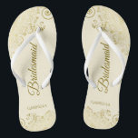 Chanclas Boda de la dama de honor con elegancia en marfil<br><div class="desc">Estos elegantes chanclas de bodas son una gran manera de agradecer y reconocer a sus damas de honor, mientras les dan un descanso a sus pies después de un largo día. El bonito diseño presenta un diseño elegante con detalles de encaje dorado sobre un fondo de marfil o crema y...</div>