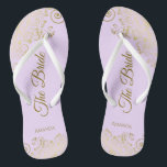 Chanclas Boda de la dama de honor Lilac Purple Bridesmaid<br><div class="desc">Estos elegantes chanclas de bodas son una gran manera de agradecer y reconocer a sus damas de honor, mientras les dan un descanso a sus pies después de un largo día. El bonito diseño presenta un diseño elegante con adornos de encaje dorado sobre un fondo morado pálido, lavanda o lila...</div>