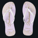Chanclas Boda de la dama de honor Lilac Purple Bridesmaid<br><div class="desc">Estos elegantes chanclas de bodas son una gran manera de agradecer y reconocer a sus damas de honor, mientras les dan un descanso a sus pies después de un largo día. El bonito diseño presenta un diseño elegante con adornos de encaje dorado sobre un fondo de color lila, lavanda o...</div>