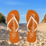 Chanclas Boda de la dama de honor Naranja quemado de moda<br><div class="desc">Dé un regalo a sus bodas damas de honor con estos elegantes chanclas de la dama de honor que son un color naranja a la moda, quemado, junto con un guión blanco y estilizado para complementar tu esquema de color boda similar. Seleccione el tamaño del pie junto con otras opciones....</div>