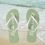 Chanclas Boda de la dama de honor Trendy Sage Green<br><div class="desc">Dé un regalo a sus bodas damas de honor con estos elegantes chanclas de la dama de honor que son de moda, color verde sabio junto con escritura blanca y estilizada para complementar tu esquema de color boda similar. Seleccione el tamaño del pie junto con otras opciones. Usted puede personalizar...</div>
