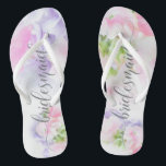 Chanclas Boda de MODA FLORAL HORMIGA DE PAREJAS<br><div class="desc">Sándalos de la dama de honor para que coincidan con la colección - Boda de Moda floral Sweet Peas en rosa y lavanda con caligrafía de bonito y fuentes modernas</div>