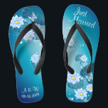 Chanclas Boda de patrón floral azul turquesa recién casado<br><div class="desc">Con un patrón floral sobre el fondo azul turquesa, y tipografía de palabras bodas, estos elegantes chanclas son una bonito algo azul idea para su boda. Le añadirán una elegante dosis de glam a su día de boda, fiesta de soltera u otra celebración. ♥ Personalizar con la redacción utilizando los...</div>