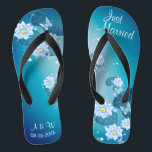 Chanclas Boda de patrón floral azul turquesa recién casado<br><div class="desc">Con un patrón floral sobre el fondo azul turquesa, y tipografía de palabras bodas, estos elegantes chanclas son una bonito algo azul idea para su boda. Le añadirán una elegante dosis de glam a su día de boda, fiesta de soltera u otra celebración. ♥ Personalizar con la redacción utilizando los...</div>