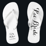 Chanclas Boda de playa Bride Flip Flops<br><div class="desc">Personalizado novia y novio de la boda en la playa vuelan sobre blanco y negro. Personalízalo con sus nombres y fecha de boda o personalizar si desea cambiar los colores o ajustar la disposición.</div>