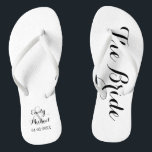 Chanclas Boda de playa Bride Flip Flops<br><div class="desc">Personalizado novia y novio de la boda en la playa vuelan sobre blanco y negro. Personalízalo con sus nombres y fecha de boda o personalizar si desea cambiar los colores o ajustar la disposición.</div>