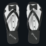 Chanclas Boda de playa de los novios de los flips-flopes el<br><div class="desc">El tacto perfecto a su playa del destino o boda del poolside. Flips-flopes negros con un smoking y una imagen formales blancos y negros de la pajarita. ¡Su novio se casará en estilo con estas "sandalias de moda del balanceo del smoking" añade un estilo a juego del vestido de boda...</div>