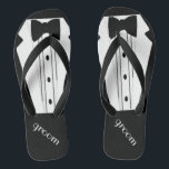 Chanclas Boda de playa de los novios de los flips-flopes el<br><div class="desc">El tacto perfecto a su playa del destino o boda del poolside. Flips-flopes negros con un smoking y una imagen formales blancos y negros de la pajarita. ¡Su novio se casará en estilo con estas "sandalias de moda del balanceo del smoking" añade un estilo a juego del vestido de boda...</div>