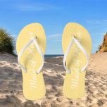 Chanclas Boda doncella de honor trendy amarillo mantequilla<br><div class="desc">Dé un regalo a sus bodas damas de honor con estos elegantes chanclas de Maid of Honor que son de moda, color amarillo mariposa junto con escritura blanca y estilizada para complementar tu esquema de color boda similar. Seleccione el tamaño del pie junto con otras opciones. Usted puede personalizar sus...</div>