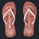 Chanclas Boda en la playa de la dama de honor | Team Bride<br><div class="desc">Relieve metalizado Faux, diseño de corazón dorado rosa en la parte inferior. Lee a Team, luego a Bride, en otras sandalias con letras de estilo elegante. La dama de honor está impresa en el centro con letras blancas modernas. Cambio para encajar con los miembros del partido nupcial, como el chica...</div>