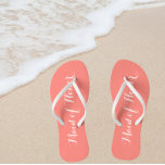 Chanclas Boda Maid of Honor Trendy Coral<br><div class="desc">Dé un regalo a sus bodas damas de honor con estos elegantes chanclas de la doncella de honor que son un color coral de moda junto con un guión blanco y estilizado para complementar tu esquema de color boda similar. Seleccione el tamaño del pie junto con otras opciones. Usted puede...</div>