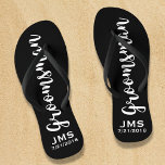 Chanclas Boda personalizada Groomsman favorece el monograma<br><div class="desc">A tu novio le encantará este regalo/favor de boda personalizado con un tipo de letra de guión moderno. Añadir su nombre o monograma y otra línea de texto (fecha, ubicación del boda, etc.) Cambia fácilmente el color de fondo para que coincida con los colores de tu boda - sólo tienes...</div>