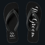 Chanclas Bodas de playa Groom Flip Flops<br><div class="desc">Personalizado novia y novio de la boda en la playa vuelan sobre blanco y negro. Personalízalo con sus nombres y fecha de boda o personalizar si desea cambiar los colores o ajustar la disposición.</div>