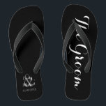 Chanclas Bodas de playa Groom Flip Flops<br><div class="desc">Personalizado novia y novio de la boda en la playa vuelan sobre blanco y negro. Personalízalo con sus nombres y fecha de boda o personalizar si desea cambiar los colores o ajustar la disposición.</div>