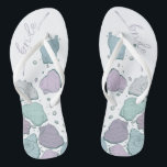 Chanclas BODAS SHOES | Modernas castillos de mar Dusty Blue<br><div class="desc">Un divertido diseño de conchas de lila azul y ciruela. Caligrafía escrita a mano que dice Novia - perfecta para que la novia se ponga en la playa para su ceremonia de boda en la playa. Diseño creado para TheBarefootBride™ por © WhimsicalArtwork™. Esto forma parte de una colección de suites...</div>