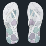 Chanclas BODAS SHOES | Modernas castillos de mar Dusty Blue<br><div class="desc">Un divertido diseño de conchas de lila azul y ciruela. Caligrafía escrita a mano que dice Novia - perfecta para que la novia se ponga en la playa para su ceremonia de boda en la playa. Diseño creado para TheBarefootBride™ por © WhimsicalArtwork™. Esto forma parte de una colección de suites...</div>