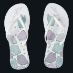 Chanclas BODAS SHOES | Modernas castillos de mar Dusty Blue<br><div class="desc">Un divertido diseño de conchas de lila azul y ciruela. Caligrafía escrita a mano que dice Feliz eterno después - perfecta para que la novia y el novio se pongan en la playa para su ceremonia de boda en la playa. Diseño creado para TheBarefootBride™ por © WhimsicalArtwork™. Esto forma parte...</div>