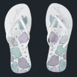 Chanclas BODAS SHOES | Modernas castillos de mar Dusty Blue<br><div class="desc">Un divertido diseño de conchas de lila azul y ciruela. Caligrafía escrita a mano que dice Feliz eterno después - perfecta para que la novia y el novio se pongan en la playa para su ceremonia de boda en la playa. Diseño creado para TheBarefootBride™ por © WhimsicalArtwork™. Esto forma parte...</div>
