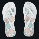 Chanclas BODAS SHOES | Moderno Seashells Coral Verde azulad<br><div class="desc">Corales coralinos y conchas verde azuladas. Caligrafía escrita a mano que dice dama de honor - perfecta para que la dama de honor se ponga en la playa para una ceremonia de boda en la playa. Diseño creado para TheBarefootBride™ por © WhimsicalArtwork™. Esto forma parte de una colección de suites...</div>