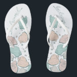 Chanclas BODAS SHOES | Moderno Seashells Coral Verde azulad<br><div class="desc">Corales coralinos y conchas verde azuladas. Caligrafía escrita a mano que dice dama de honor - perfecta para que la dama de honor se ponga en la playa para una ceremonia de boda en la playa. Diseño creado para TheBarefootBride™ por © WhimsicalArtwork™. Esto forma parte de una colección de suites...</div>