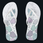 Chanclas BODAS SHOES | Modernos castillos Lilac Dusty Blue<br><div class="desc">Diseño de conchas de lila azul y de ciruela. Caligrafía escrita a mano que dice dama de honor - perfecta para que la dama de honor se ponga en la playa para una ceremonia de boda en la playa. Diseño creado para TheBarefootBride™ por © WhimsicalArtwork™. Esto forma parte de una...</div>