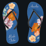 Chanclas Bribe Tribe Floral Algo Azul Boda<br><div class="desc">Este deseable par de chancletas presenta un patrón estético retro de hermosas flores de peonía en el fondo azul, y la cambiable tipografía "Tribu de la Novia". Estas chancletas personalizadas y elegantes son un regalo memorable para los miembros de la boda: novia, dama de honor, madre de la novia... Le...</div>