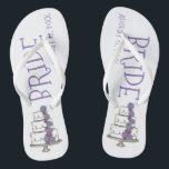 Chanclas BRIDE Boda púrpura Torta Floral Ducha de novia<br><div class="desc">Los flip flops cuentan con un ilustracion de marca original de un pastel boda escalonado con esmerilado y flores violetas. Simplemente personaliza con la fecha de tu evento! ¿No ves lo que estás buscando? ¿Necesita ayuda con la personalización? Contacte con Rebecca para que tenga algo diseñado para usted.</div>