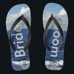 Chanclas Bride Groom Ocean Waves Blue Sky<br><div class="desc">Mi Fotografía Original Y Diseño Gráfico. Personalizado de flops de volteo de Bride Groom, único en su especie. Cielo azul bonito con nubes blancas onduladas, mar azul y olas oceánicas de espuma blanca. Unisex Flip Flops with Bride and Groom escrito en un texto de color plateado, y Date of Marriage...</div>
