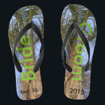 Chanclas Bride Groom Palm Trees Blue Sky<br><div class="desc">Guay Palm Trees con un Bonito Blue Sky Unisex Flip Flops with Bride and Groom escrito en un agradable texto de color verde en ambos flops de labios, y Date of Marriage en texto negro. Siente tu unidad con cada paso que das. Dejar palabras en cada chanza como Bride y...</div>