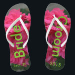 Chanclas Bride Groom Rosa Geranium Flip Flops<br><div class="desc">Rosa bonito Geranium Flip Flops floral rosa de las mujeres para la pareja recién casada. Con la redacción en un color verde agradable, el novio de la novia y la fecha del matrimonio (PERSONALIZAR con la FECHA de su Boda, o borrar texto). Perfecto para tu boda de luna de miel...</div>