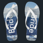 Chanclas Bride Ocean Waves Blue Sky<br><div class="desc">Personalizado de flops de la novia de una especie diseñado. Cielo azul bonito con nubes blancas onduladas, mar azul y olas oceánicas de espuma blanca. Unisex Flip Flops with Bride escrito en un texto plateado claro, y Date of Marriage en texto azul. PERSONALIZAR con su FECHA Boda (o borrar texto)....</div>
