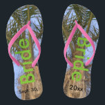 Chanclas Bride Palm Trees Blue Sky<br><div class="desc">Guay Palm Trees con un cielo azul Bonito en el fondo Unisex Flip Flops with Bride escrito en un agradable texto de color verde, y Date of Marriage en texto negro. PERSONALIZAR con su FECHA Boda (o borrar texto). Sienta la brisa del océano y los trópicos bajo tus pies. Se...</div>