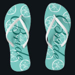 Chanclas Cables bodas en la playa para novios<br><div class="desc">Cálidas bodas en la playa para novios. Diseño de patrones de conchas de arena blanca. Colores de correa personalizado para él y sus hombres y mujeres. Color de fondo personalizado y personalizable con las iniciales de nombre. Elegante aqua / azul turquesa y blanco sus sandalias con tipografía caligráfica de escritura...</div>