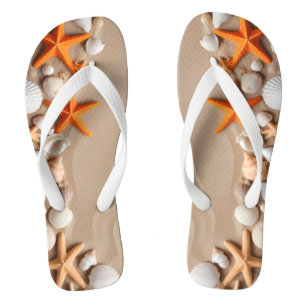 Chanclas Caminatas, pez estrella y piedras en una playa de