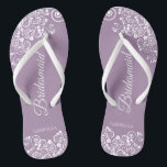 Chanclas Cara blanca sobre la Boda de la pastelera morada<br><div class="desc">Estas hermosas chancletas bodas son una gran manera de agradecer y reconocer a sus damas de honor mientras salvan sus pies al mismo tiempo. Presenta un diseño elegante con un lienzo floral blanco sobre un fondo polvoriento morado, lila o lavanda. La elegante letra del guión dice Bridesmaid con su nombre...</div>