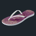 Chanclas Cara de oro en Cassis Morada el Boda de la novia<br><div class="desc">Baile la noche con estos hermosos chanclos bodas. Diseñadas para la novia, cuentan con un diseño sencillo y elegante, con letras de guijarros de color dorado sobre un fondo morado, magenta o color berry de cassis y elegantes rizos de encaje dorado y remolinos. Hermosa manera de mantenerse elegante y apropiado...</div>