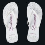 Chanclas Cassis de encaje plateado sobre la Boda de la dama<br><div class="desc">Estos elegantes chanclas de bodas son una gran manera de agradecer y reconocer a sus damas de honor, mientras les dan un descanso a sus pies después de un largo día. El bonito diseño presenta un diseño elegante con detalles de encaje gris plateado sobre un fondo blanco y elegantes cassis...</div>