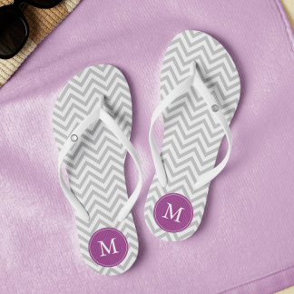 Chanclas Chevrons gris y púrpura monogramados