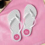 Chanclas Chevrons gris y rosa monogramados<br><div class="desc">Bandas de zigzag divertidas y de moda y diseño de monograma.</div>
