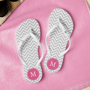 Chanclas Chevrons gris y rosa monogramados
