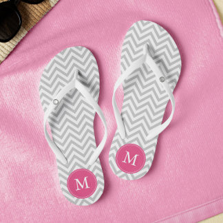 Chanclas Chevrons gris y rosa monogramados