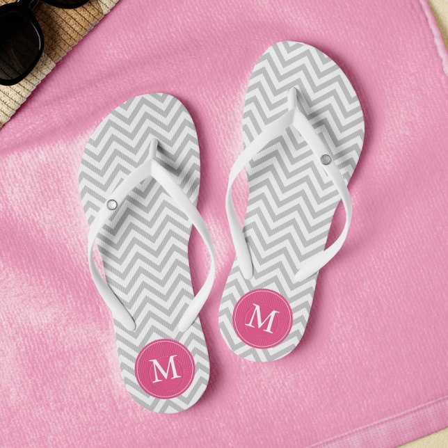 Chanclas Chevrons gris y rosa monogramados (Subido por el creador)