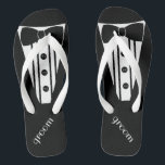 Chanclas Color del smoking del personalizar<br><div class="desc">El tacto perfecto a su playa del destino o boda del poolside. MODIFIQUE los flips-flopes del COLOR para requisitos particulares con un smoking formal blanco, una camisa blanca y una imagen de la pajarita. ¡Su novio se casará en estilo con estos "balanceos formales de moda del smoking" añade un estilo...</div>