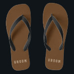 Chanclas Colores Personalizados de argollas de boca de arom<br><div class="desc">Personalizable "marrón" con texto editable "novio" beige. Ideal para cualquiera en la fiesta de boda o simplemente poner tu nombre en la plantilla. Haga clic en "Personalizar" y utilice las muestras de la derecha para cambiar el color de fondo. La herramienta de cuentagotas le da aún más muestras, y el...</div>