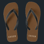 Chanclas Colores Personalizados de argollas de boca de arom<br><div class="desc">Personalizable "marrón" con texto editable "novio" beige. Ideal para cualquiera en la fiesta de boda o simplemente poner tu nombre en la plantilla. Haga clic en "Personalizar" y utilice las muestras de la derecha para cambiar el color de fondo. La herramienta de cuentagotas le da aún más muestras, y el...</div>