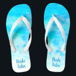 Chanclas con Monograma Simple Gradiente Azul Acuát<br><div class="desc">Este elegante par de chanclas de color azul agua con gradiente es un regalo memorable para los miembros de la fiesta de bodas: novia, damas de honor, madre de la novia, madrina de honor... Añadirán una dosis elegante de glamour a tu día de boda, fiesta de despedida de soltera u...</div>