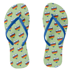 Chanclas con patrón de corazón de arcoíris