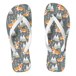 Chanclas Corgis en las montañas y el patrón forestal