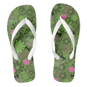 Chanclas Cráneos punkyes femeninos en el fondo de Camo de