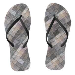 Chanclas Cuadros grises .